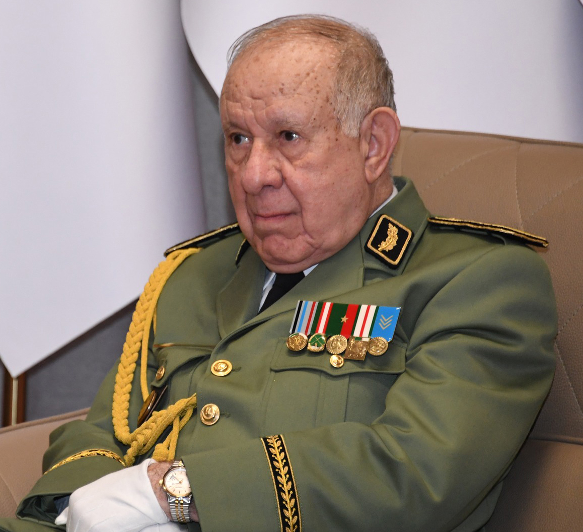 الفريق أول السعيد شنڤريحة يُهنئ المنتخب الوطني العسكري