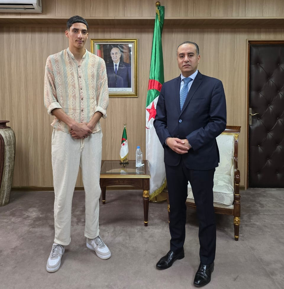 أحد أبرز المواهب الجزائرية الصاعدة في رياضة القفز العالي: الوزير وليد صادي يأمر بمرافقة البطل يونس عياشي