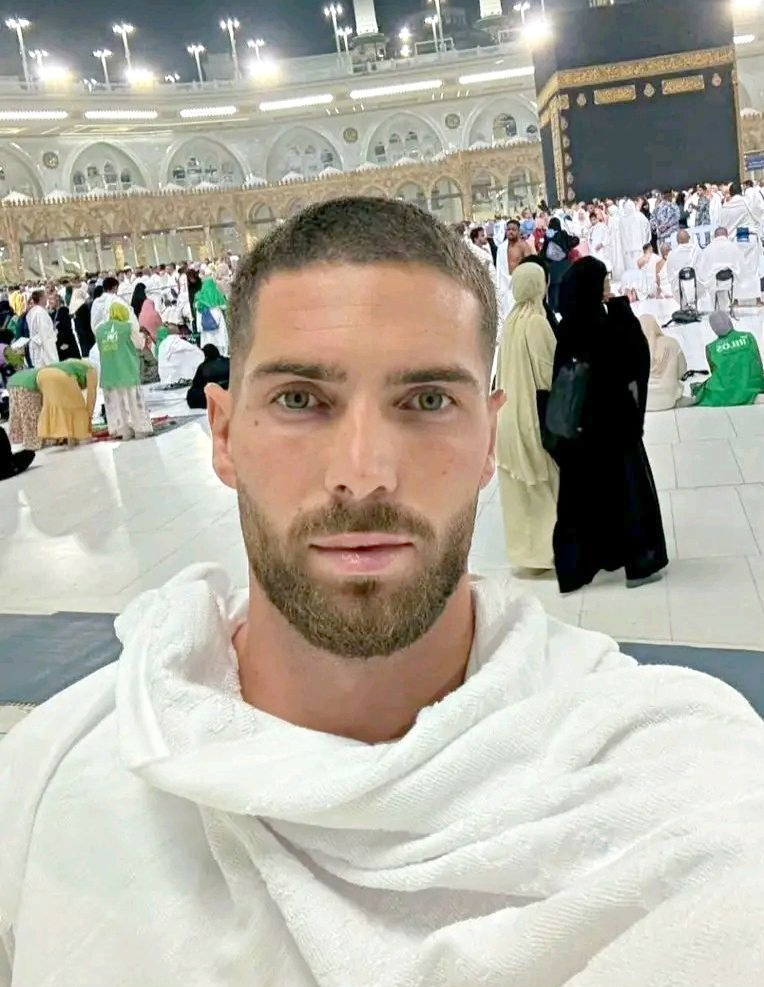 فضّل البقاء في جدة لمساندة زملائه معنوياً في لقاء الغد: زيدان يُلهب مشاعر الجماهير بأداء مناسك العمرة