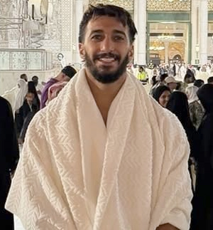 بن رحمة يستغل توقف البطولة لأداء العمرة